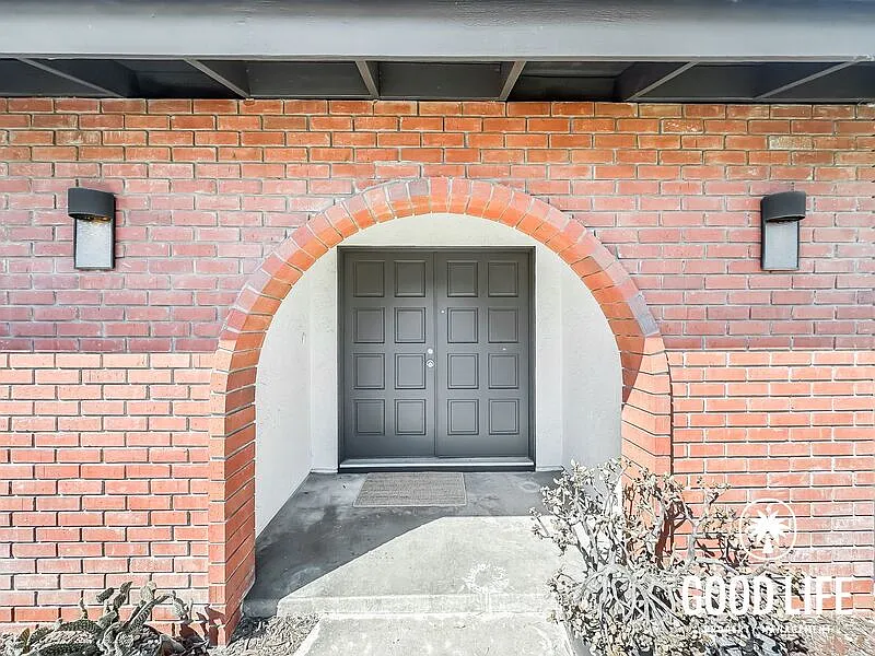 3 bed, 2.0 bath, 2204 sqft, $4,700 — Photo 2