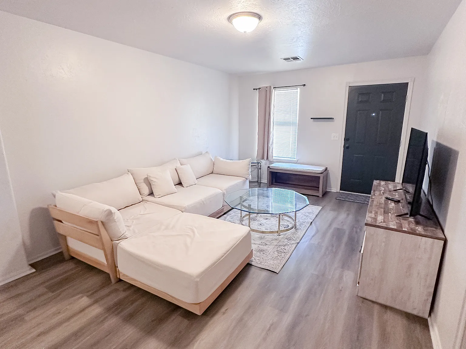 3 bed, 4384 sqft, $1,150 — Photo 4