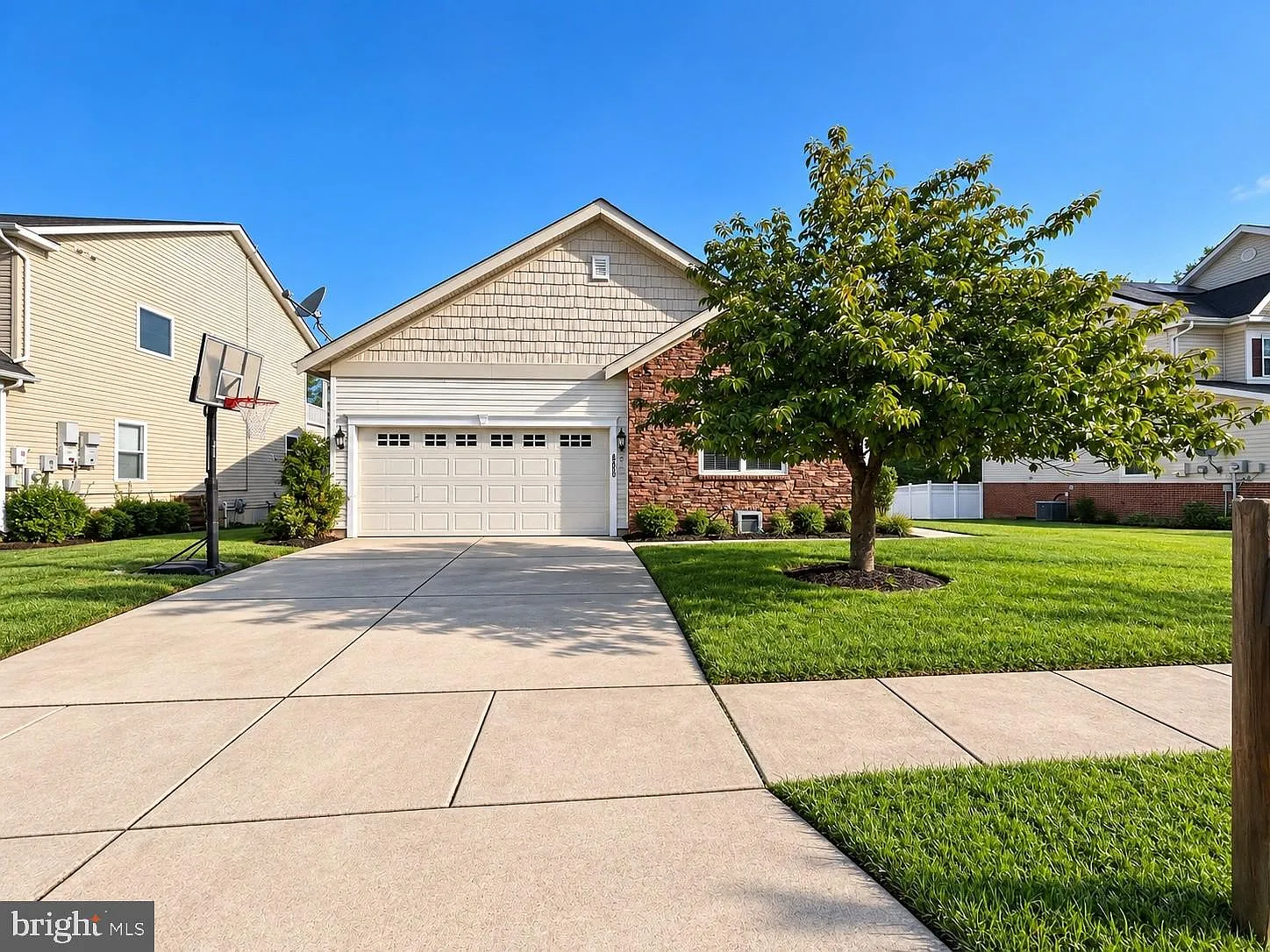 3 bed, 2.0 bath, 2700 sqft, $3,595 — Photo 2