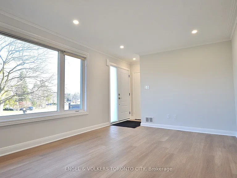 139 Queen St #MAIN FLOOR — Photo 4