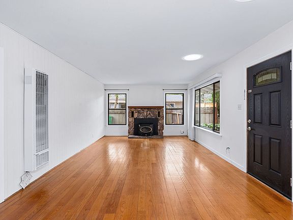 3rd image of 1008 Robinson Ln