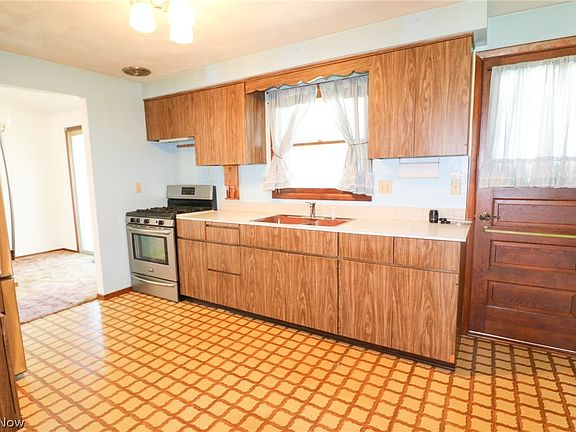 5th image of 815 W Shore Blvd