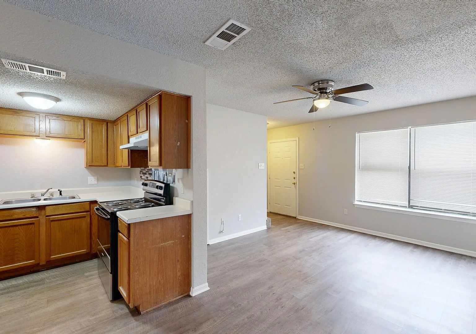 No August Rent + Price Improvement $895 — Photo 3