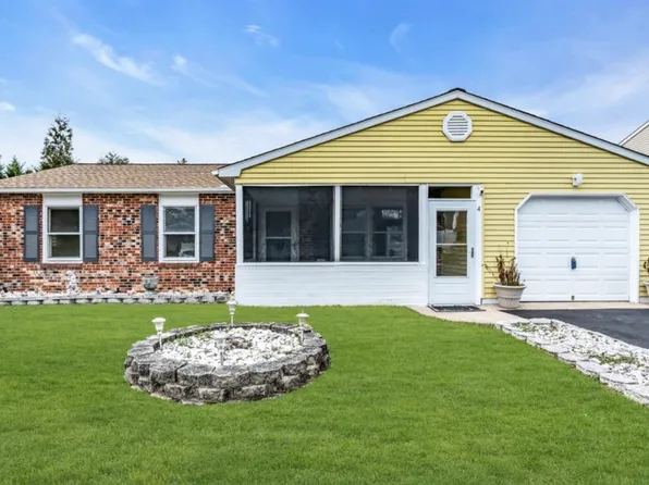 4 Evergreen Pl, Howell, NJ 07731