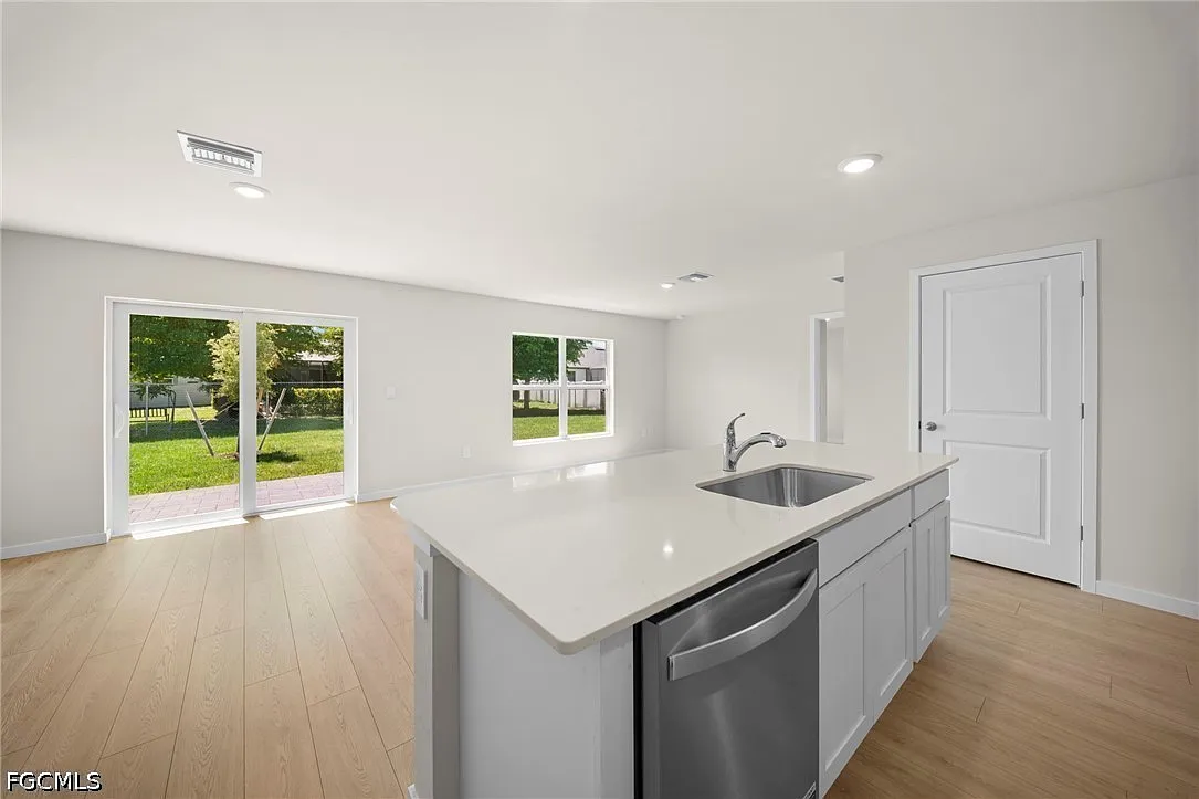 4 bed, 2.0 bath, 1500 sqft, $2,250 — Photo 4
