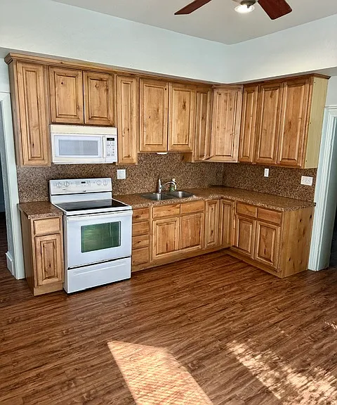1141 S Main St — Photo 2
