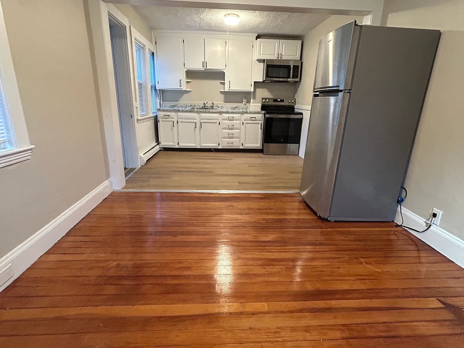 3 bed, 1060 sqft, $2,500 — Photo 2