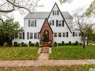 39 Hudson Rd, Floral Park, NY 11001