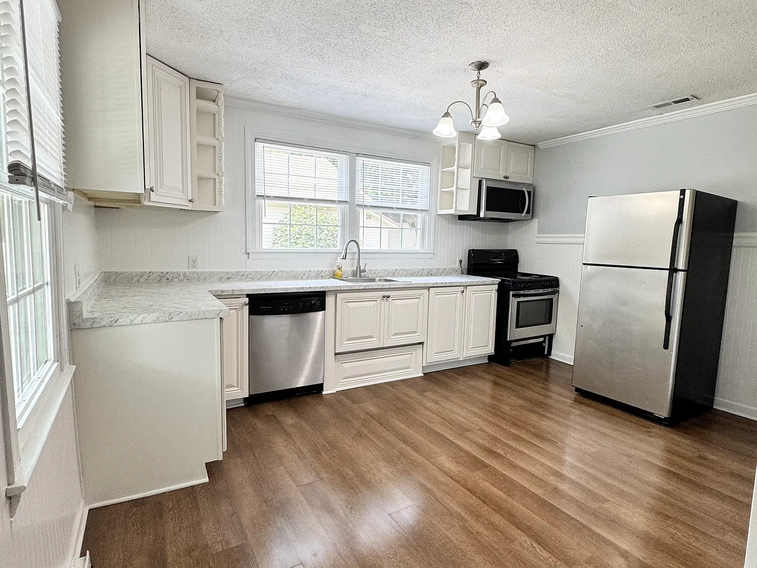 3 bed, 900 sqft, $1,400 — Photo 2