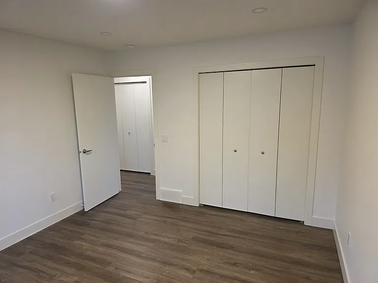 908 Canford Cres SW — Photo 17