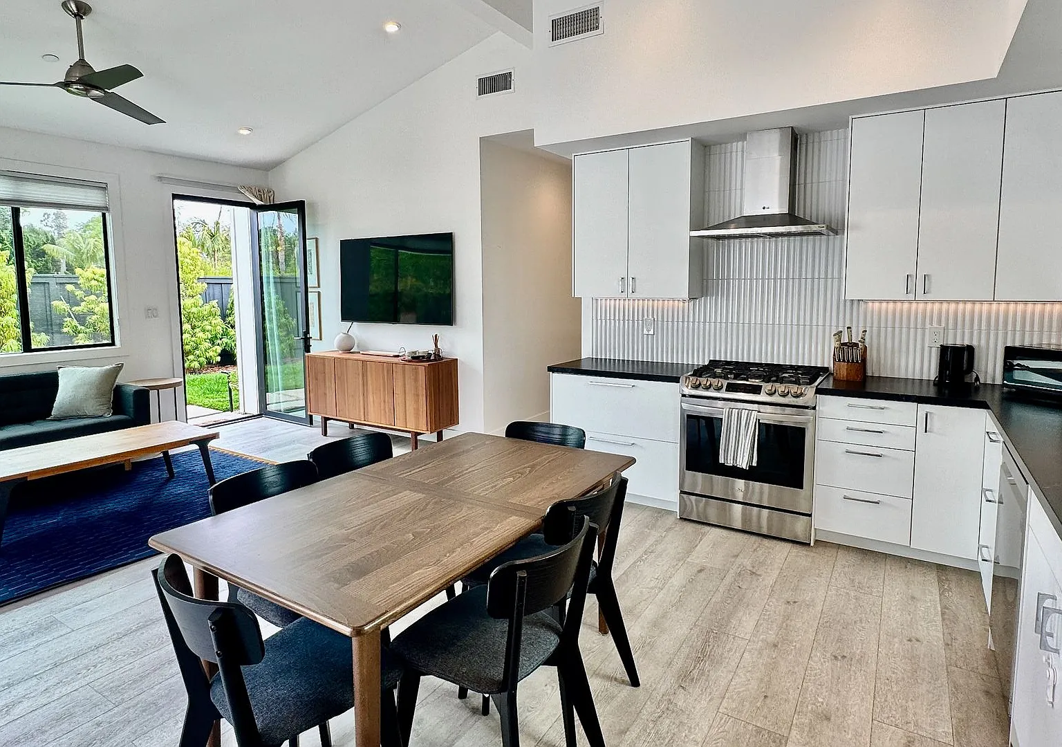 Modern Encinitas Retreat | Furnished | 6-Month Lease | Utilities Included — Photo 2
