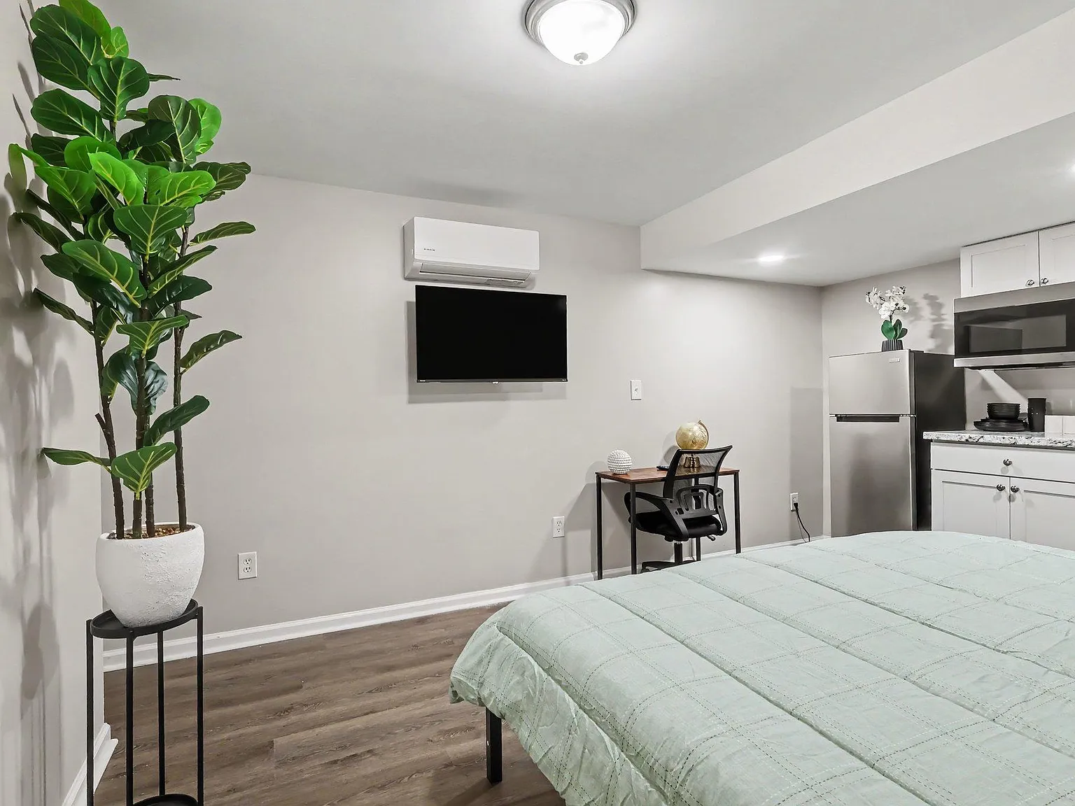 1 bed, 1.0 bath, 250 sqft, $1,616 — Photo 2
