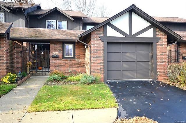 Welcome to 29332 Wellington Rd!