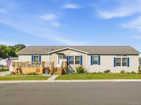6180 Twin Lakes Dr, Kimball, MI 48074