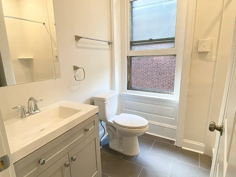908 S 47th St #2R — Photo 6