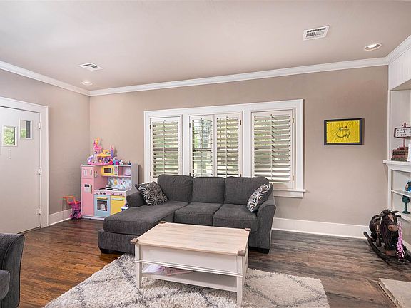 5th image of 907 E Overbrook Ave
