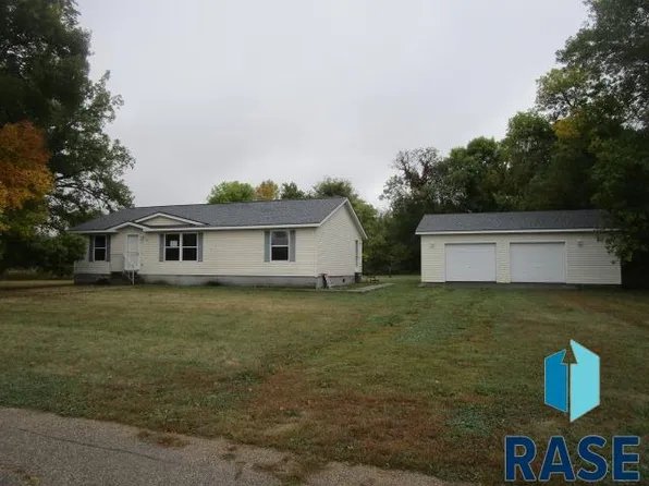 411 3rd St, Currie, MN 56123