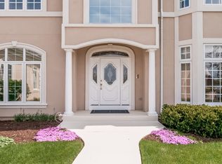 28723 N Sky Crest Dr, Mundelein, IL 60060