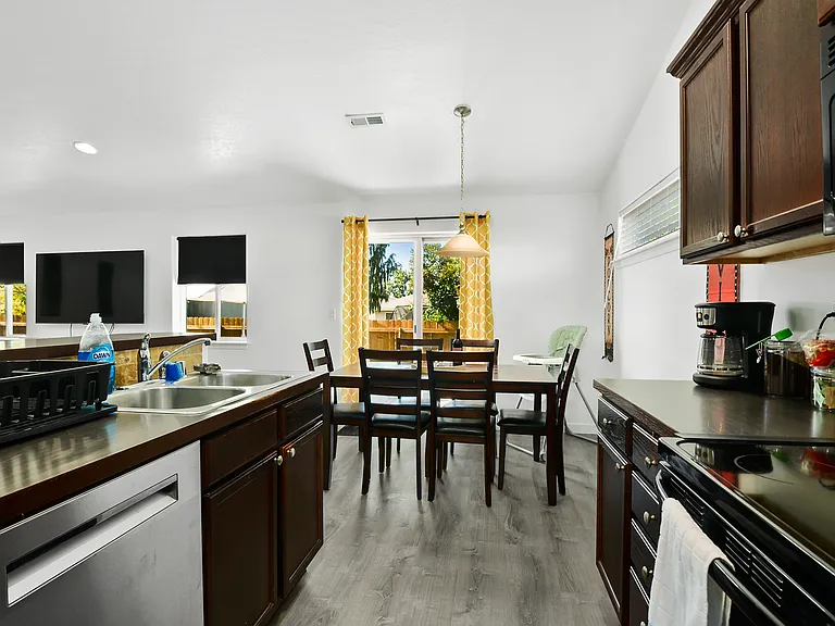 1862 W 25th Ct — Photo 5