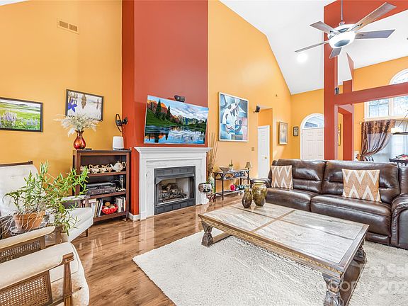 5th image of 807 Toncin Ave