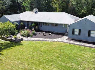 1114 Racebrook Rd, Woodbridge, CT 06525