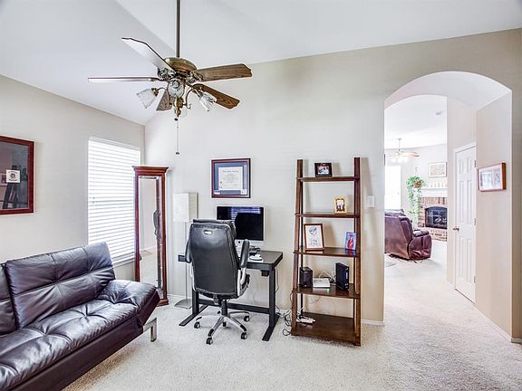 4th image of 313 Sugarberry Ln