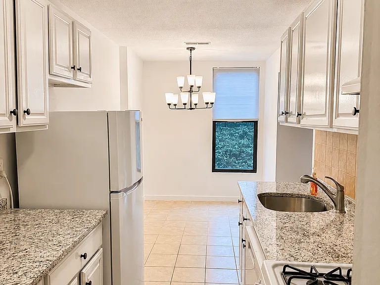 8 Shrewsbury Green Dr #1-A — Photo 1