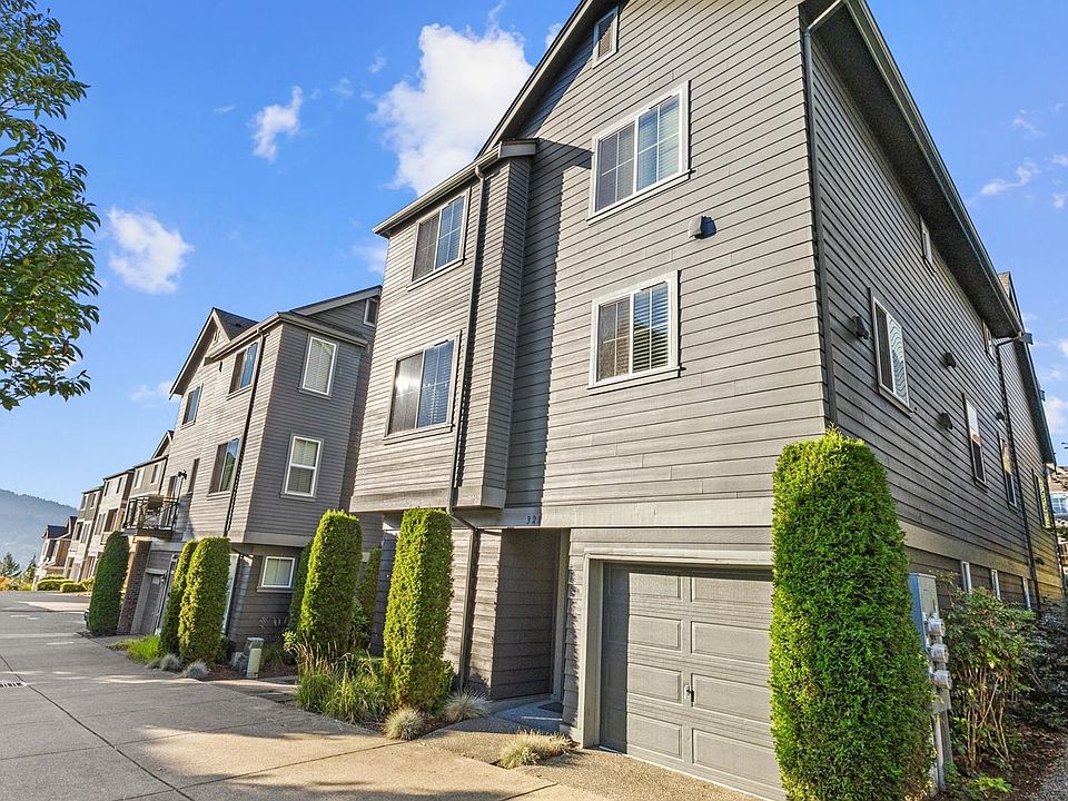A fully furnished townhome in the coveted Issaquah Highlands! Ready to move in!