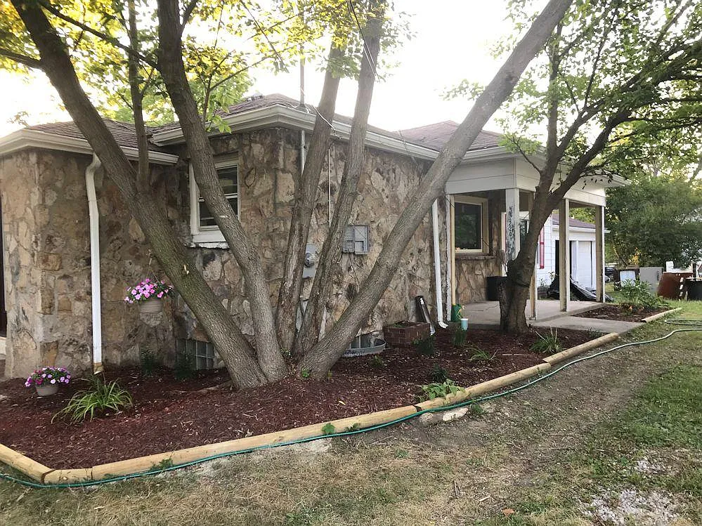 220 Robert Dr — Photo 1