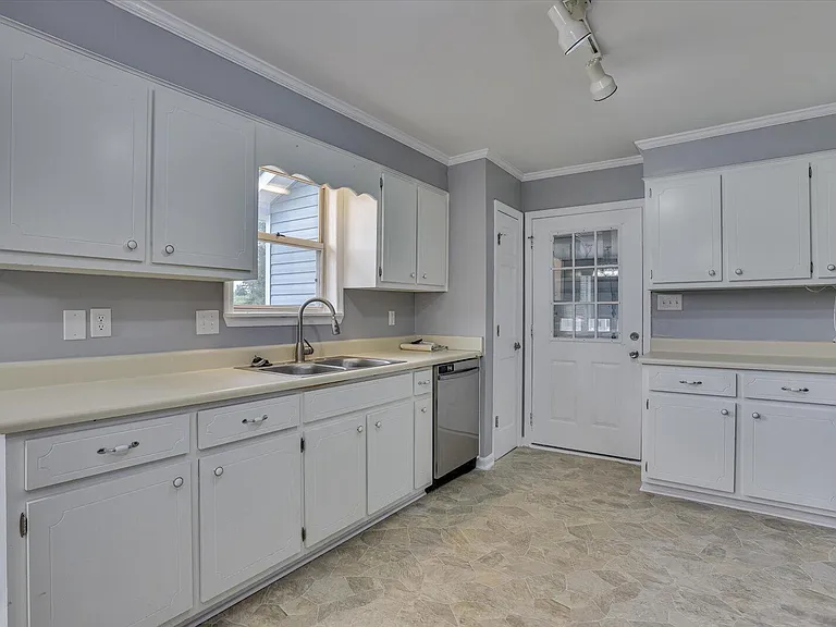 202 Holden Dr — Photo 15