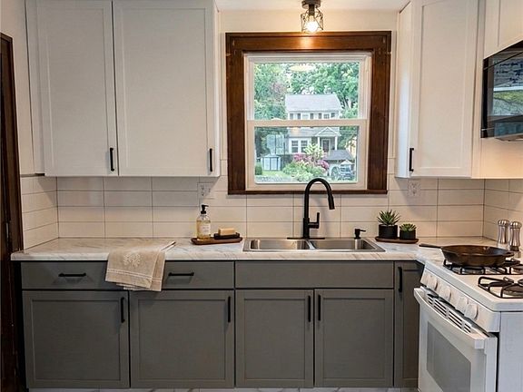 4th image of 195 Strawbridge Ave