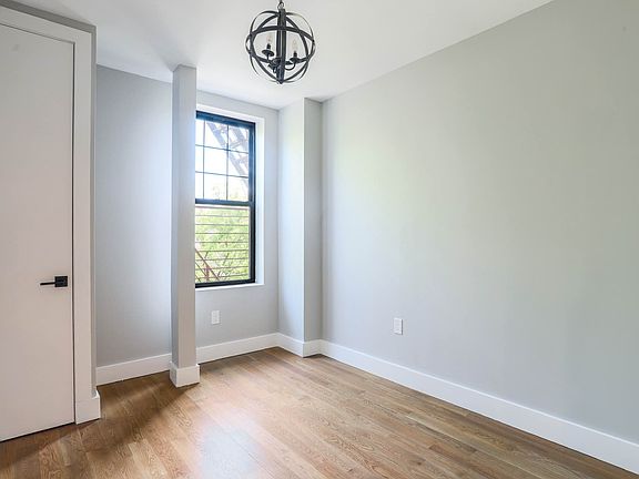 5th image of 970 Gates Ave APT 1B