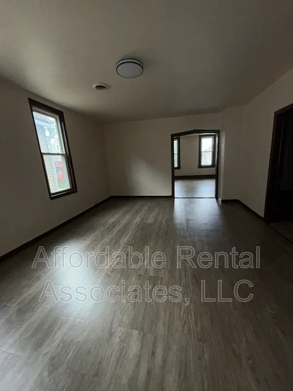 3 bed, 1.0 bath, $1,156 — Photo 4