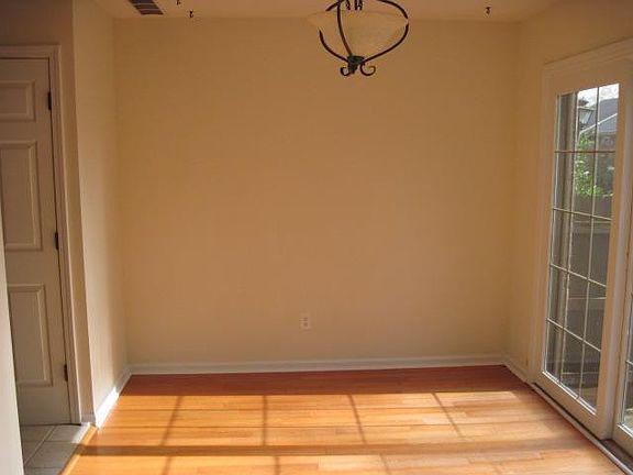 5th image of 309 Bainbridge Dr