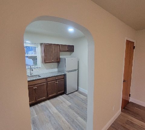5th image of 555 High St APT 1