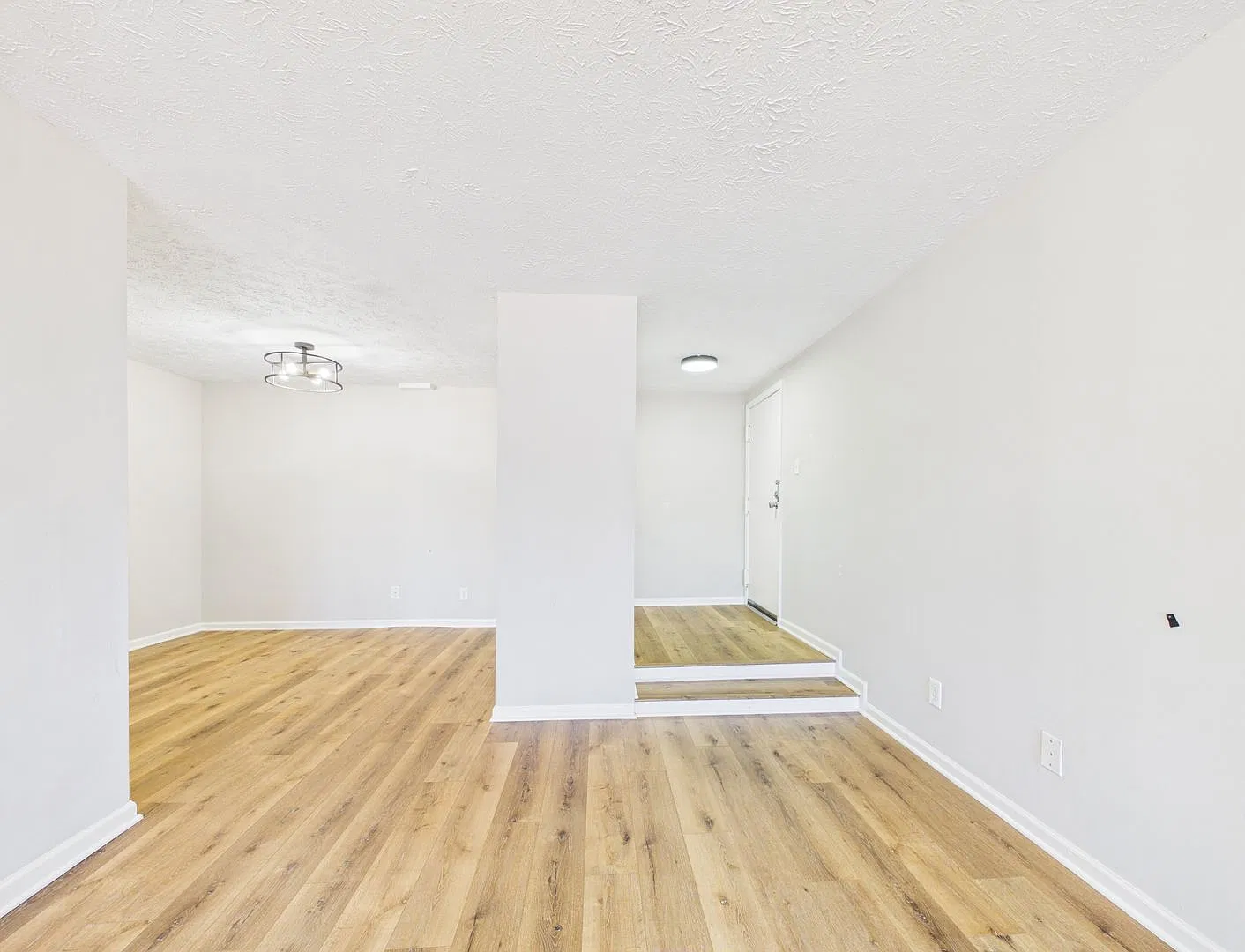 3 bed, 2.0 bath, 1298 sqft, $2,000 — Photo 3
