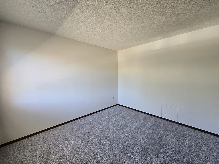 570 Manor Ct #B — Photo 16
