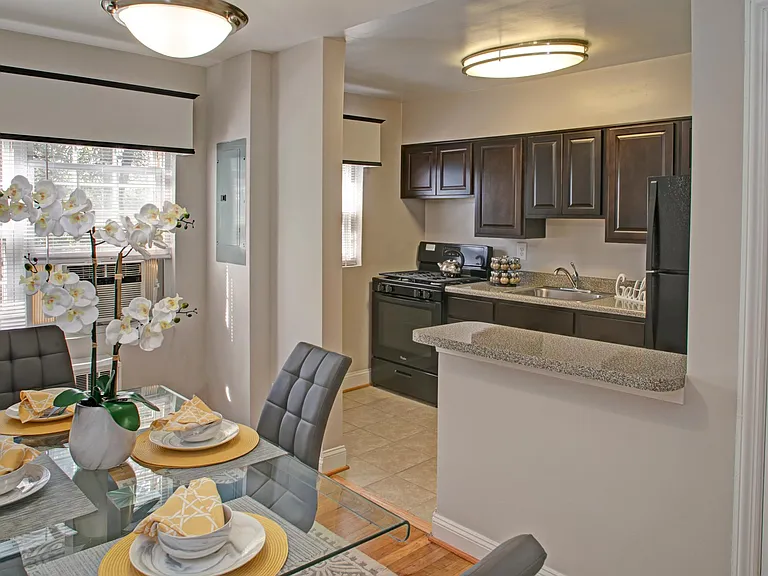 Lloyd Apartments — Photo 12