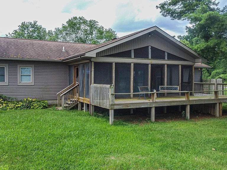 671 Riverview Dr — Photo 2