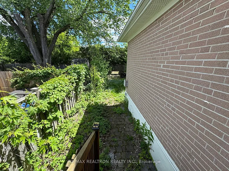 93 Aurora Heights Dr — Photo 13
