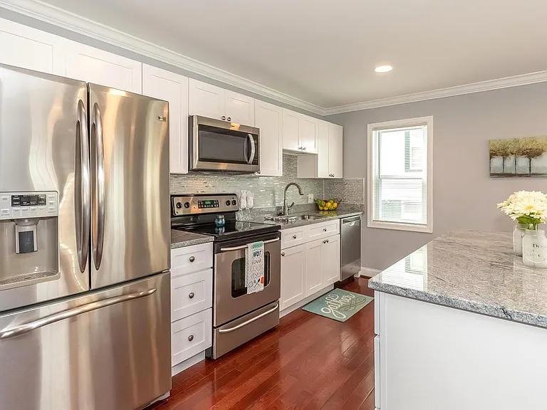 7 Robinson Ave — Photo 18