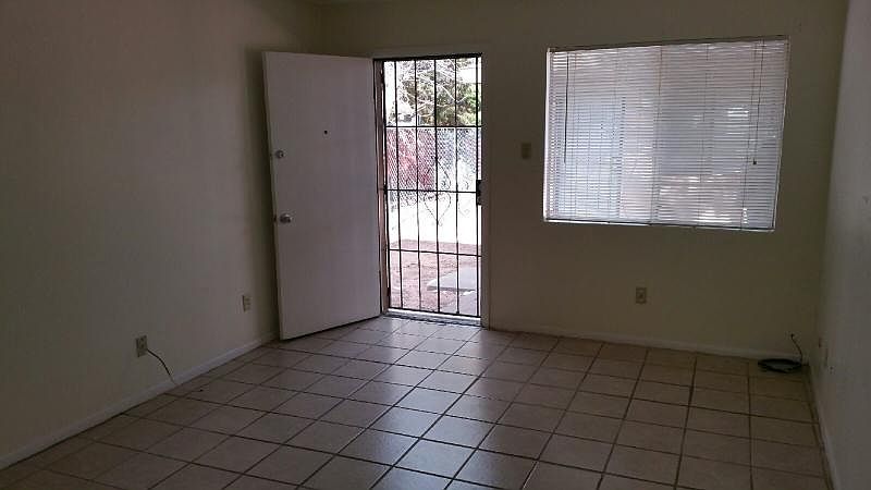 1st image of 521 Palomas Dr SE APT D