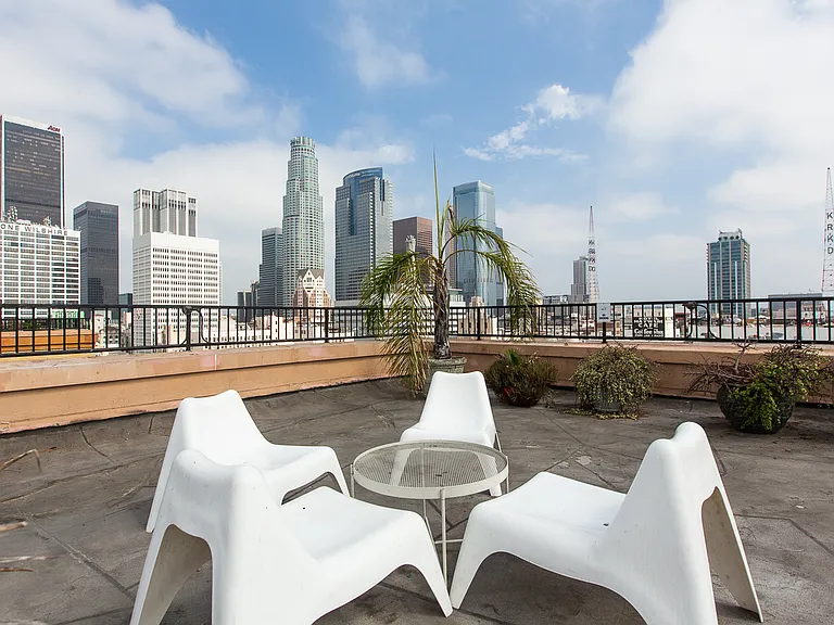 215 W 7th St #1301 — Photo 25