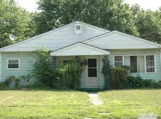 7 Somerset Rd W, Amityville, NY 11701