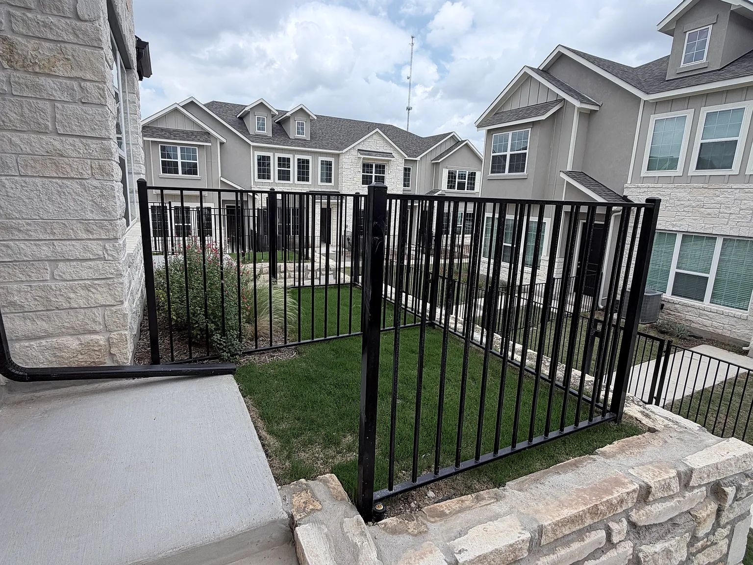 2 bed, 1.5 bath, 1329 sqft, $1,525 — Photo 2