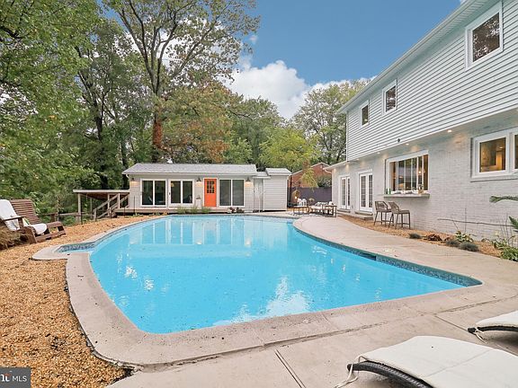 3rd image of 1521 Lakewood Dr