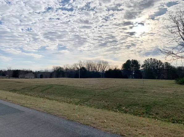 27 Camellia Pl, Moneta, VA 24121