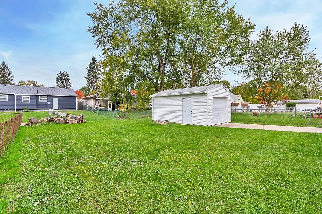 3 bed, 936 sqft, $1,395 — Photo 4