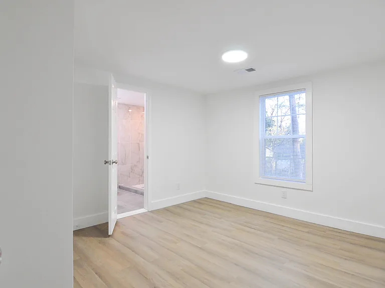 4934 Linden St — Photo 10