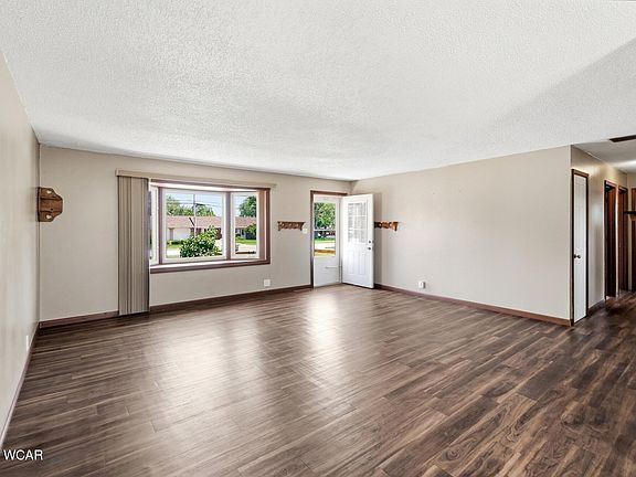 4th image of 402 E Main St